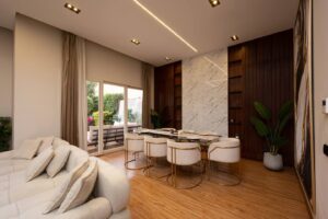 Villa Garnet dining and lounge area overlooking the garden